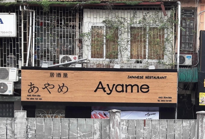 Không ít người Việt sẽ không hiểu nội dung của những tấm biển hiệu này.