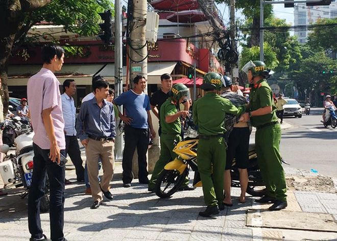 Thắng bị lực lượng công an khống chế sau khi điều khiển xe máy bỏ chạy và dùng chân đạp vào Cảnh sát trật tự.