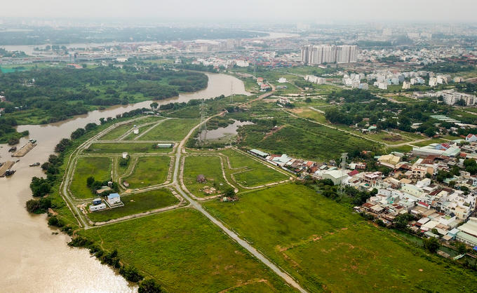 Dự án khu dân cư Bắc Rạch Chiếc (phường Phước Long A, quận 9, TP HCM) rộng 78 ha nằm trong tổng thể Khu thể dục thể thao Rạch Chiếc, sân Golf quận 2, Metro An Phú. Dự án cách trung tâm khoảng 7 km, quy hoạch được Thủ tướng phê duyệt năm 2001.  Khu dân cư Bắc Rạch Chiếc do Công ty Xây dựng và dịch vụ nhà đất quận 10 (sau đổi tên thành Công ty cổ phần địa ốc 10 - Res 10) đầu tư hạ tầng kỹ thuật trục đường chính.