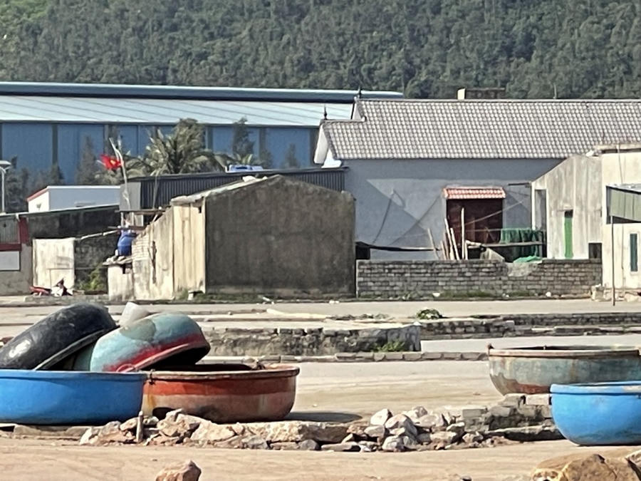 Khi không phải theo thuyền lớn ra khơi, những chiếc thuyền thúng lại nằm cạnh nhau yên bình trên bờ