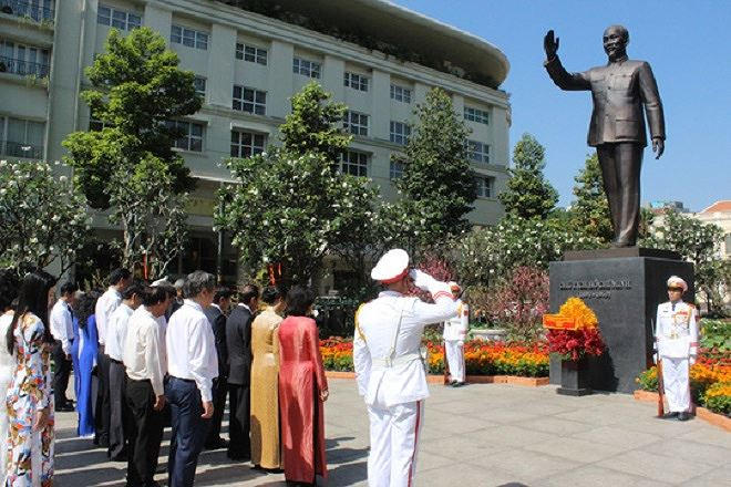 Lãnh đạo TP HCM dâng hương Chủ tịch Hồ Chí Minh.