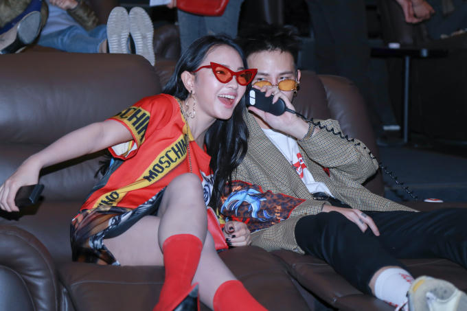 Cặp đôi Châu Bùi, Cao Minh Thắng trải nghiệm rạp chiếu phim giường nằm đầu tiên tại Hà Nội