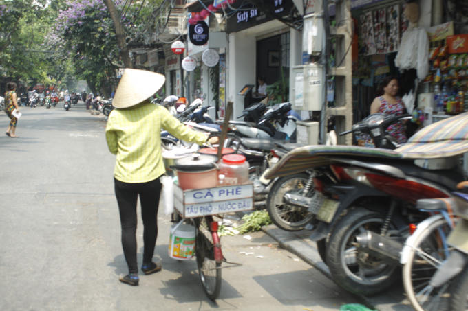 Những người bán hàng rong khi thấy bóng dáng lực lượng chức năng thì đi, không thấy thì đứng lại một chỗ.