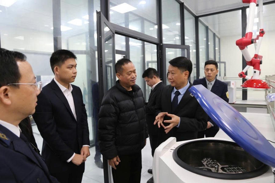 Lãnh đạo và đại diện các đơn vị liên quan tham quan, trao đổi về hệ thống thiết bị tại phòng thí nghiệm Trung tâm giám định thử nghiệm Tân Đại Dương, đạt chuẩn ISO/IEC 17025.