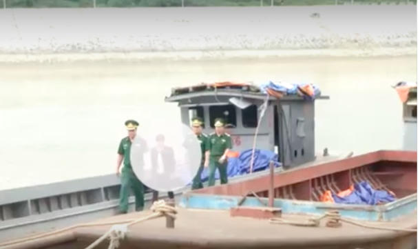 V. T. S (làm mờ) được lực lượng bộ đội Biên phòng đón về Việt Nam.