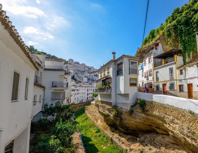 Ban đầu, Setenil de las Bodegas chỉ là một thôn làng của giới mục đồng được xây trong những hang đá dọc theo sông Guadalporcún. Người dân đã tận dụng phần nhô ra tự nhiên của vách đá bị bào mòn bởi dòng sông Rio Trejo để làm tường hoặc mái rồi dựng nhà ở (Ảnh: Traveler).
