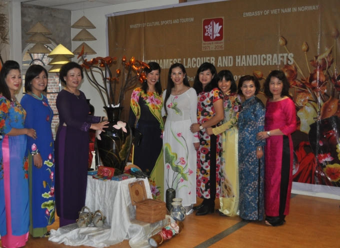 Giới thiệu áo dài truyền thống Việt Nam tại cuộc Trưng bày.