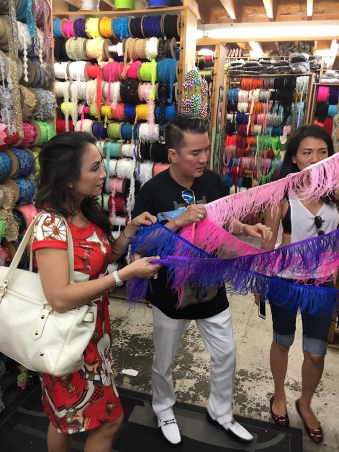 Đàm Vĩnh Hưng thích thú với những món phụ kiện nơi đây.