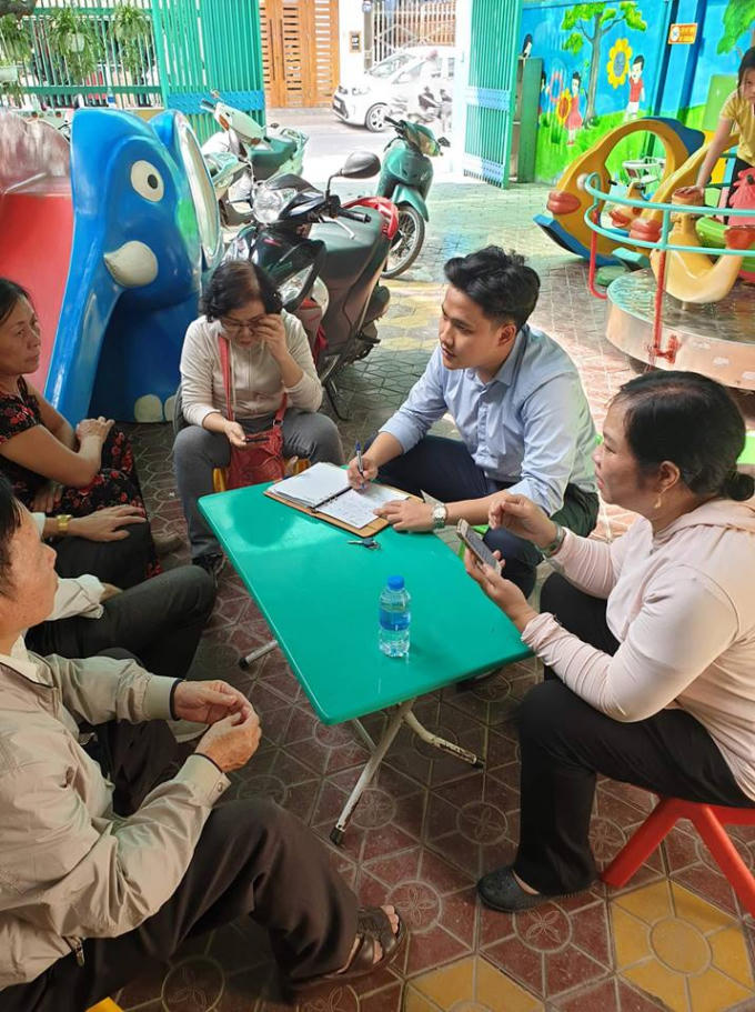 Phóng viên Báo điện tử Xây dựng lắng nghe chia sẻ của những hộ dân sống xunh quanh công trình 143a Chùa Hàng.