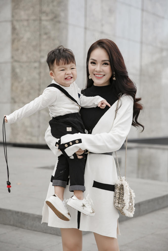 Dương Cẩm Lynh c&ugrave;ng con trai chụp bộ ảnh nh&acirc;n dịp sinh nhật b&eacute; hai tr&ograve;n hai tuổi