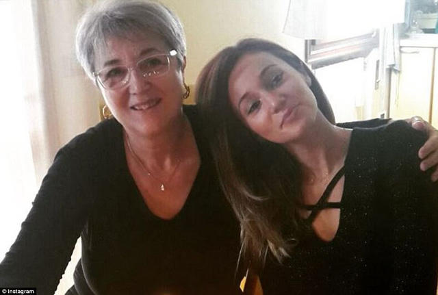 Gloria (27 tuổi) bên mẹ ruột. Cuộc gọi của Gloria đã khiến người dân hai nước - Anh và Ý - vô cùng xúc động.