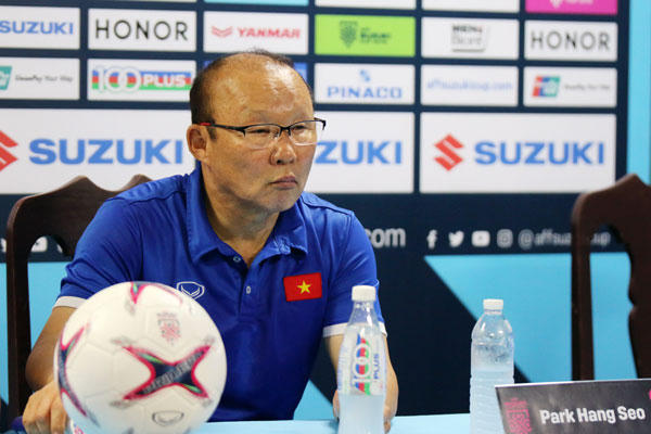HLV Park Hang-Seo phát biểu tại cuộc họp báo. (Ảnh: VFF)