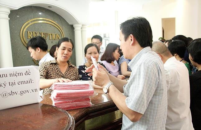 Ngay trong ngày đầu tiên mở bán, rất nhiều người đã đến đăng ký để mua được đồng tiền "đặc biệt" này.