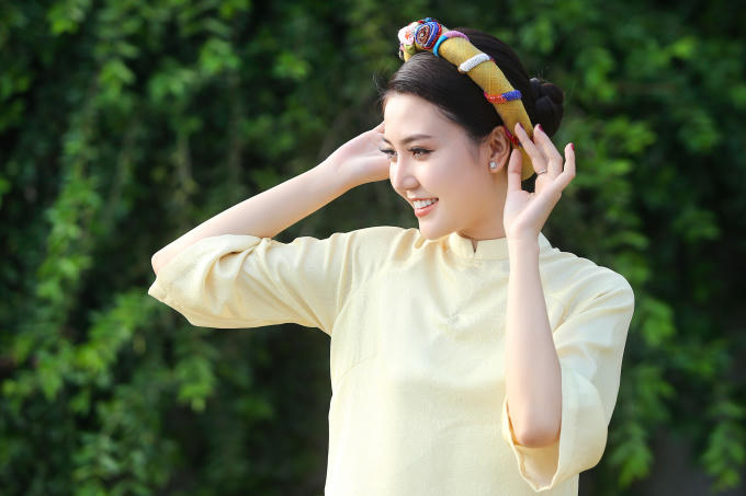 Hoa hậu Ngọc Duyên mặc áo dài rực rỡ tất bật chạy show cuối năm