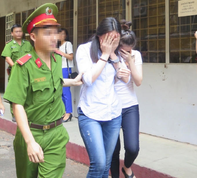 Các bị cáo trong đường dây người mẫu bán dâm giá 1.000 USD sau phiên tòa ngày 31/3 (Ảnh: Phan Thương)