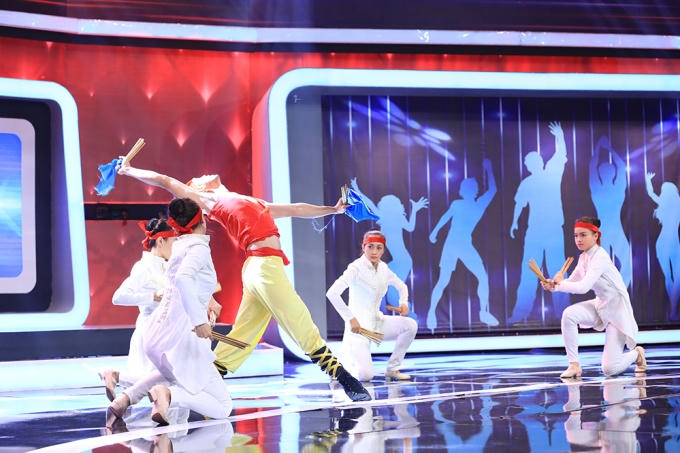 Người b&iacute; ẩn tập 11: Ngỡ ng&agrave;ng xem diễn vi&ecirc;n uốn dẻo đến chai cằm v&agrave;