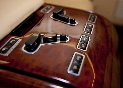 Thiết bị điều khiển hiện đại và ốp gỗ trên Limo 1.