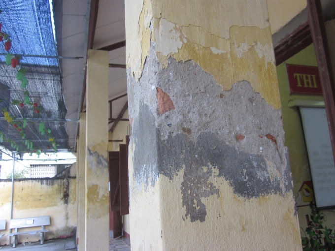 Các cây cột và bức tường bị bong tróc, có nguy cơ đổ gãy bất cứ lúc nào. Ảnh: Nguyệt Chi