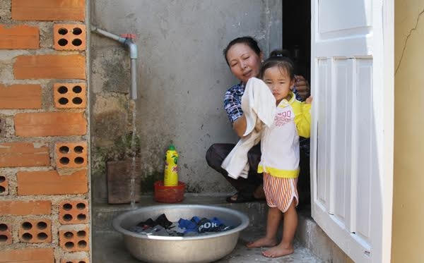 Có nước sạch gia đình bà Nguyễn Thị Tuyết (thôn Bình Ba, xã Cam Bình, Cam Ranh, Khánh Hòa) đã cải thiện rõ ràng điều kiện sống.