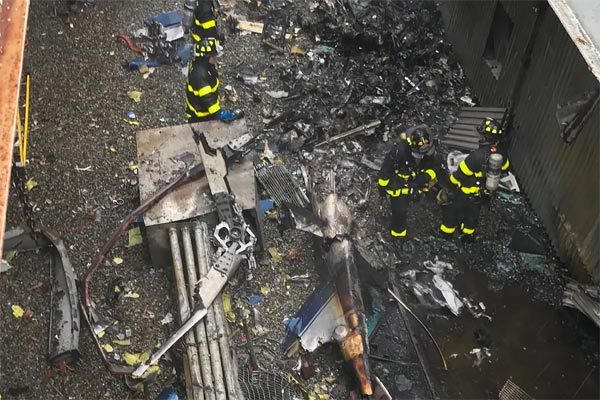 Một chiếc trực thăng đã gặp tai nạn thảm khốc trong lúc hạ cánh xuống nóc một tòa nhà cao 54 tầng ở khu trung tâm thành phố Manhattan, New York, Mỹ.