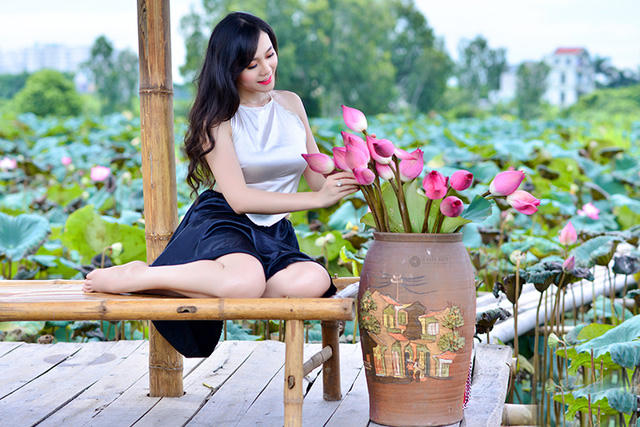 "Hôm qua tát nước đầu đình. Bỏ quên chiếc áo trên cành hoa sen". Loài hoa sen từng gợi nên bao ý thơ cho ông cha ta ngày trước.