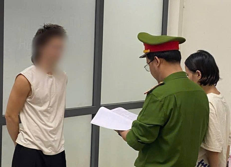 Tống đạt quyết định bắt tạm giam Mitrofanov Valerii - Ảnh Công an Đà Nẵng.