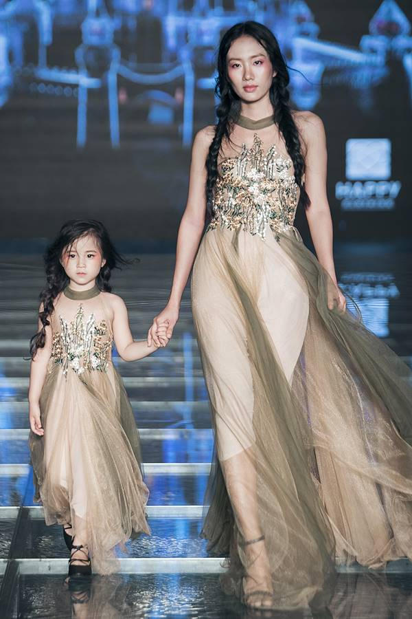 Tuần lễ thời trang trẻ em VN 2017: Tim – Trương Quỳnh Anh dắt tay bé Sushi và bé Bông trình diễn mở màn