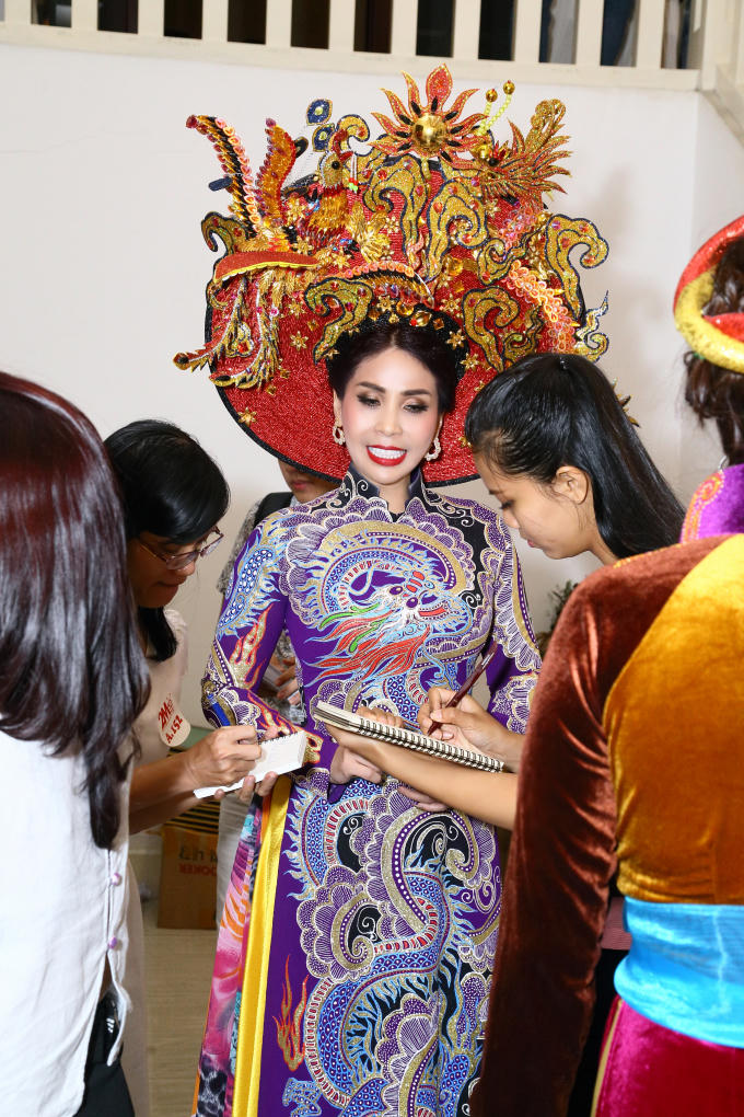 Em g&aacute;i L&yacute; H&ugrave;ng trở lại s&agrave;n diễn thời trang sau hơn 20 năm vắng b&oacute;ng