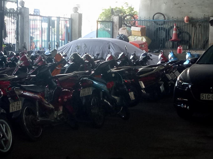 Gầm cầu Calmet có hàng trăm lượt phương tiện gửi mỗi ngày.