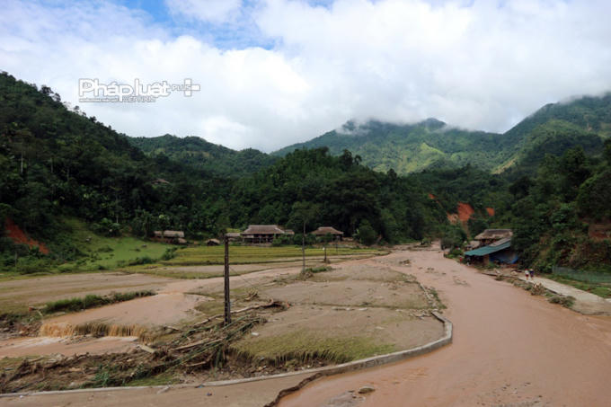 Lũ cũng khiến nhiều diện tích hoa màu bị cuối trôi.