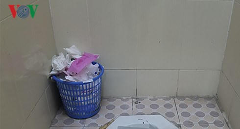 Cả trường THCS Láng Thượng chỉ có 2 nhà vệ sinh dành cho học sinh, dẫn đến tình trạng xếp đi vệ sinh.