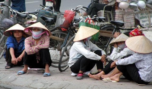 Những phụ nữ ngồi vỉa hè mong làm