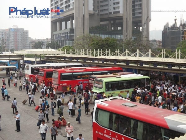 H&agrave; Nội: D&ograve;ng người &ugrave;n &ugrave;n &ldquo;rời đ&ocirc;&rdquo;, c&aacute;c cửa ng&otilde; &ugrave;n tắc