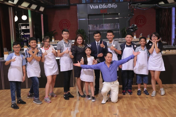 BGK cùng các thí sinh nhí ở lượt thi thứ 3.