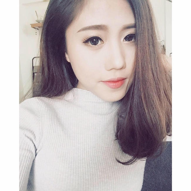 Ngắm c&aacute;c nữ CĐV xinh đẹp h&uacute;t hồn -