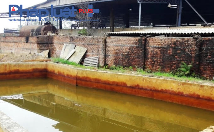 Khu vực bể chứa nước thải của nhà máy kẽm không có hệ thống xử lý nước thải, mái che.