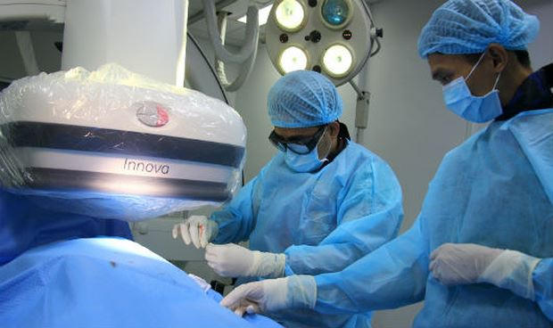 Ekip thực hiện ca đặt máy tạo nhịp tim vĩnh viễn cho bệnh nhân.