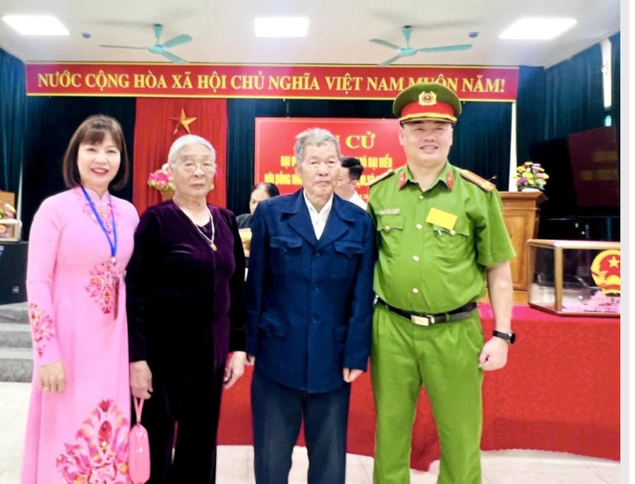 Cụ ông Mai Chí Kiên (101 tuổi) cùng cụ bà 97 tuổi tham gia bỏ phiếu tại khu vực bỏ phiếu số 15, khu phố Hà Tu 7, phường Hà Tu. (Ảnh: Hoàng Nga).