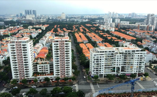 Việc đánh thuế người có nhiều nhà sẽ tạo ra nguồn thu để phát triển đô thị và không đẩy giá nhà tăng quá nóng. Trong ảnh: khu nhà ở tại quận 7, TP.HCM - Ảnh: Tự Trung.