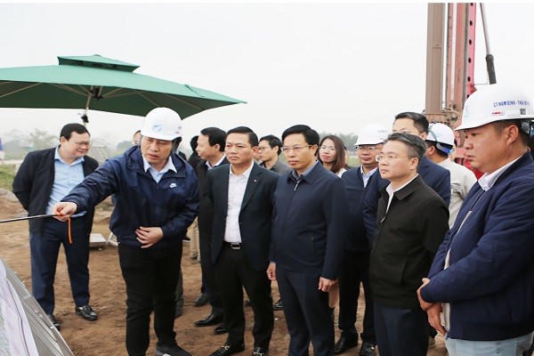 Đại diện Công ty cổ phần Đầu tư đường cao tốc Nam Định - Thái Bình báo cáo tiến độ thực hiện dự án.