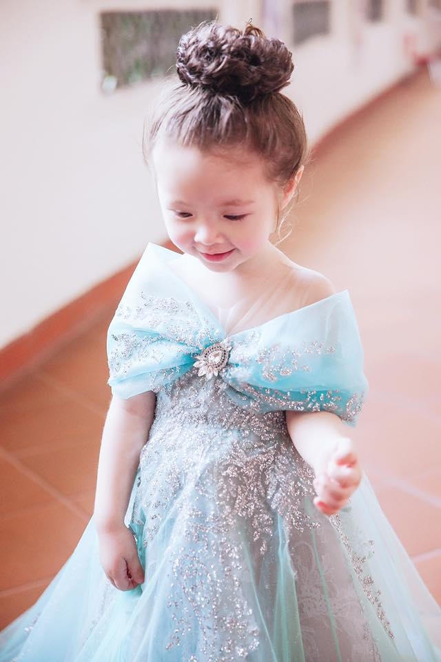 Con g&aacute;i Elly Trần h&oacute;a n&agrave;ng &ldquo;Lọ Lem&rdquo; g&acirc;y sốt