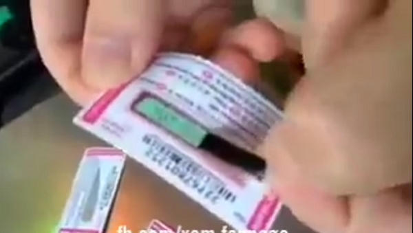 Những chiếc thẻ c&agrave;o Viettel đ&atilde; qua sử dụng được d&aacute;n một lớp băng d&iacute;nh được in những hoa văn theo mệnh gi&aacute; giống hệt của nh&agrave; sản xuất che l&ecirc;n phần m&atilde; c&agrave;o.