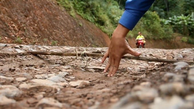 Cận cảnh đoạn đường gồ ghề, ổ voi mà người dân huyện Pác Nặm vẫn di chuyển qua mỗi ngày.