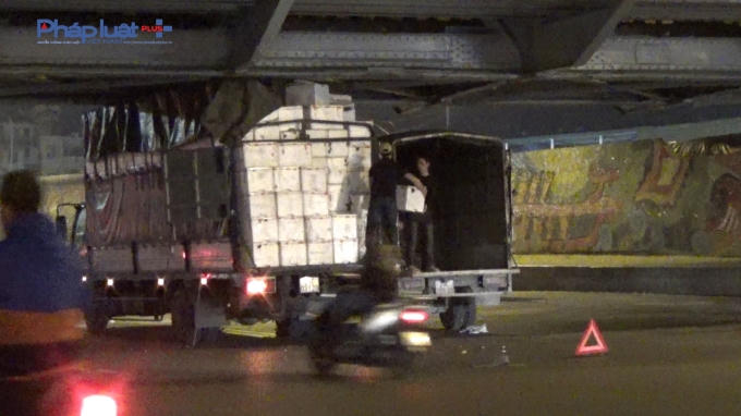 Có xe đã phải dừng đỗ giữa lòng đường, dưới gầm cầu Long Biên để san hàng do thùng xe đã mắc kẹt vào gầm cầu.