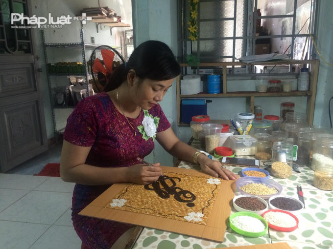 Công việc này đòi hỏi sự kiên nhẫn. Để hoàn thành một bức tranh nhỏ, chị Kiều phải mất từ 1-3 ngày.