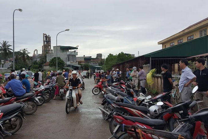 Hàng trăm người dân bàng hoàng trước sự việc xảy ra tại địa phương.