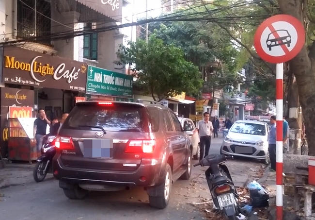 Xe biển xanh hiên ngang đi vào đường ngược chiều (Ảnh: Ôtô Fun).