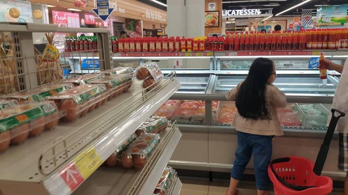 Một quầy hàng thực phẩm trong siêu thị Lotte Mart.