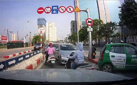 Xe máy, ô tô rồng rắn đi ngược chiều trên cầu vượt Nguyễn Chánh - (Ảnh internet)