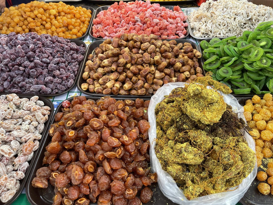Các mặt hàng điều có giá ngang bằng với giá ở các chợ truyền thống Hà Nội. Các loại ô mai, kẹo dẻo... đồng giá 25 nghìn đồng/lạng